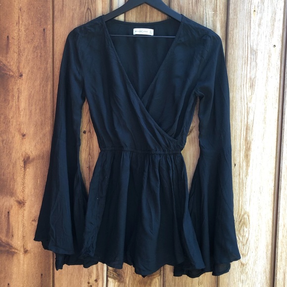 Abercrombie & Fitch Dresses & Skirts - Abercrombie and Fitch| Black Romper w Wide Sleeves